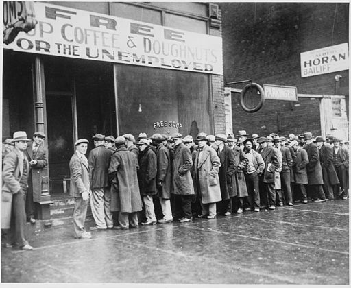 512px-unemployed_men_queued_outside_a_depression_soup_kitchen_opened_in_chicago_by_al_capone_02-1931_-_nara_-_541927-2